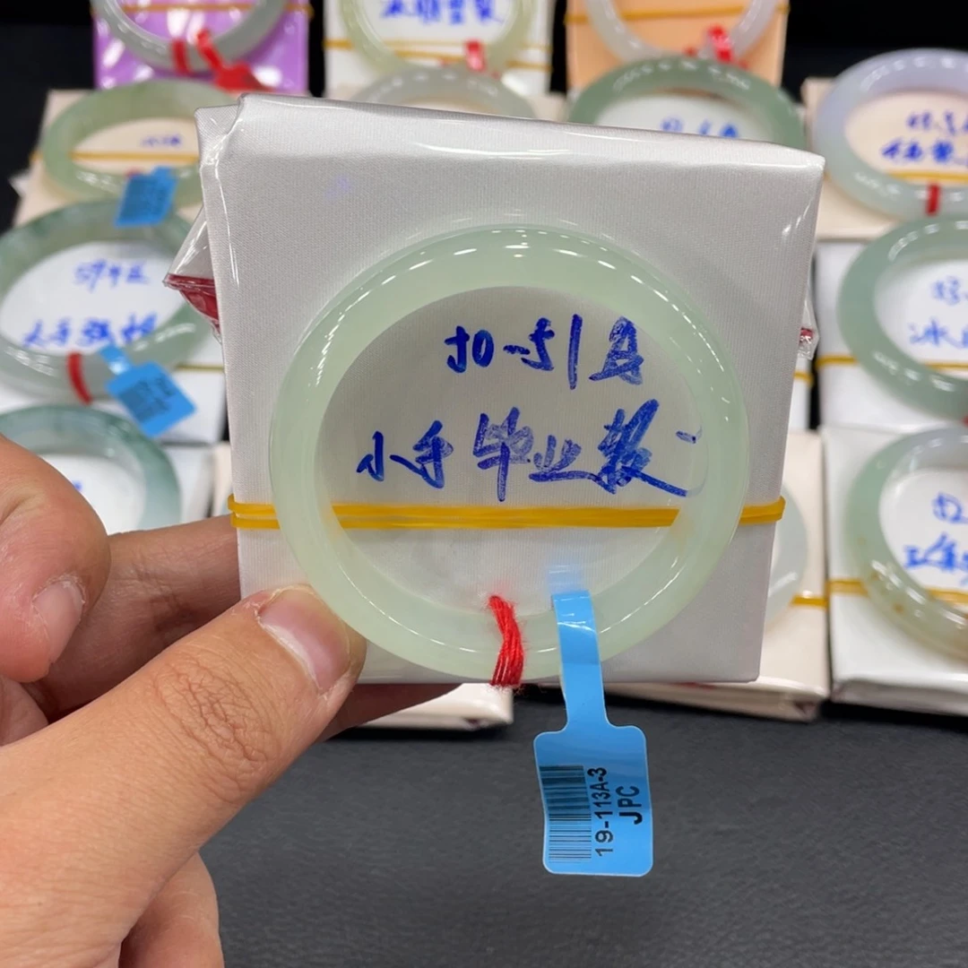 翡翠手镯未镶嵌缅甸翡翠