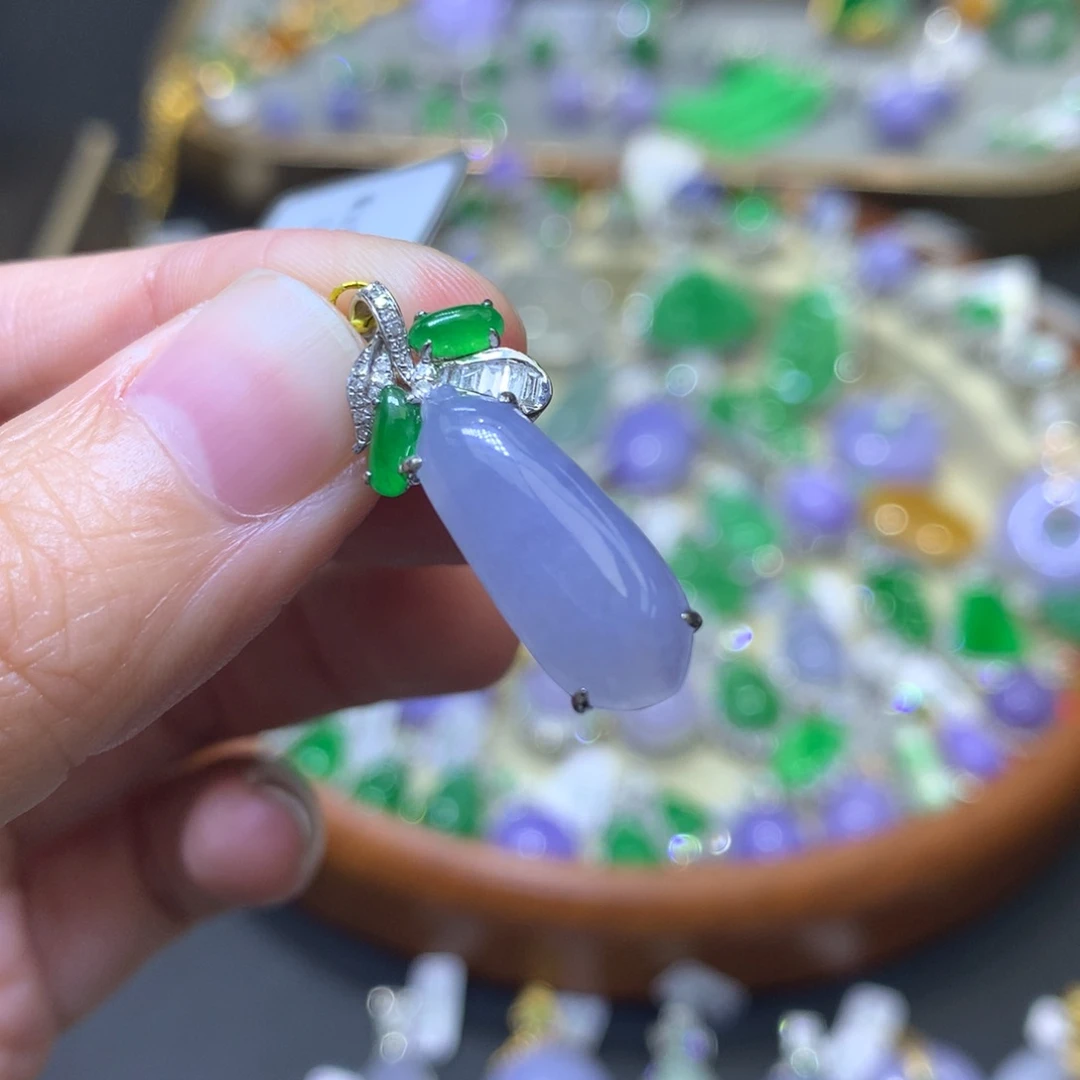 颈饰足金镶嵌翡翠