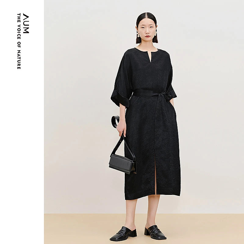 AUM噢姆25年气质V领收腰缎感暗纹提花开叉连衣裙MCFZ10416