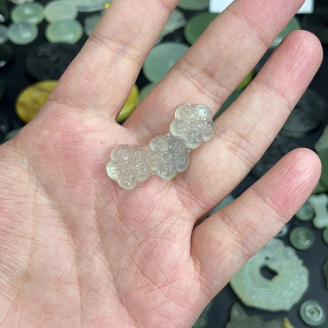 岫玉未镶嵌颈饰花花