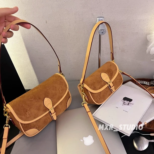 【流光秀场】2025秋新款明星同款法棍包网红斜挎包包腋下包ins轻奢