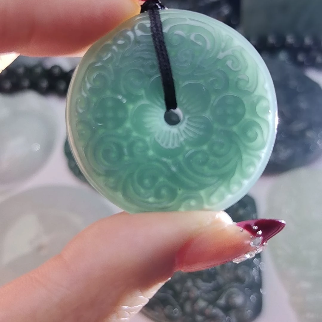 翡翠颈饰未镶嵌A****?天然的A货翡翠