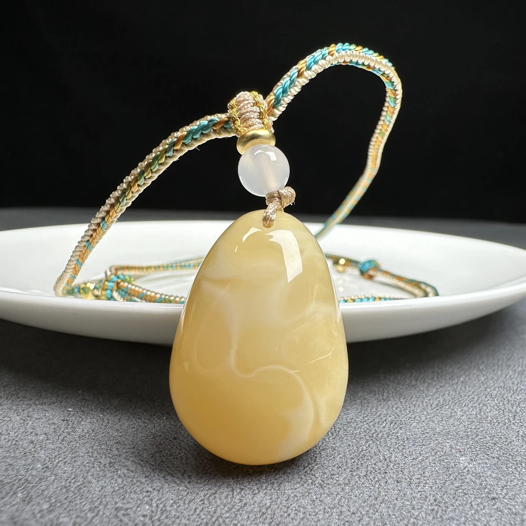 Y7676天然原矿蜜蜡 鸡油黄飘花水滴牌 21*31*14mm抖音基地商户