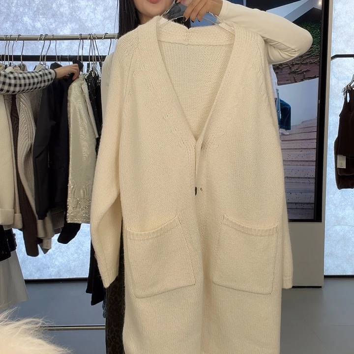 白色长款大毛衣搭配