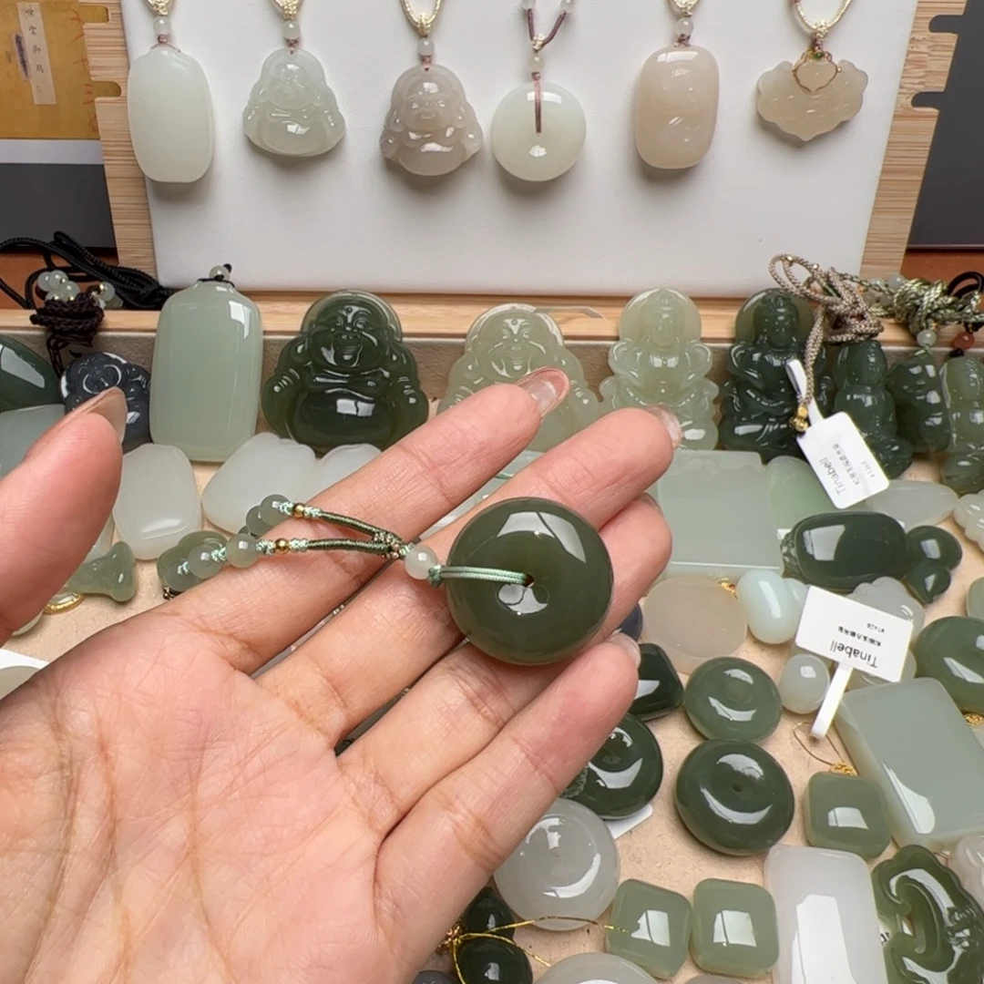 J****和田玉未镶嵌颈饰