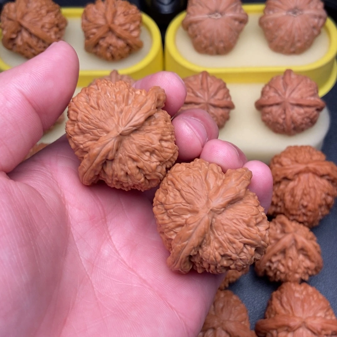 文玩核桃把件粗棱白狮子41