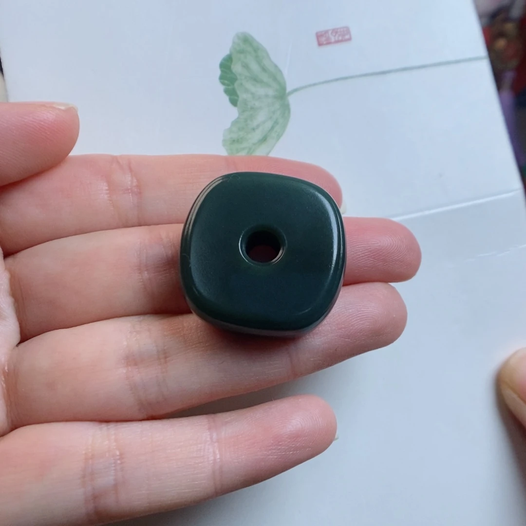 和田玉颈饰未镶嵌沙枣青