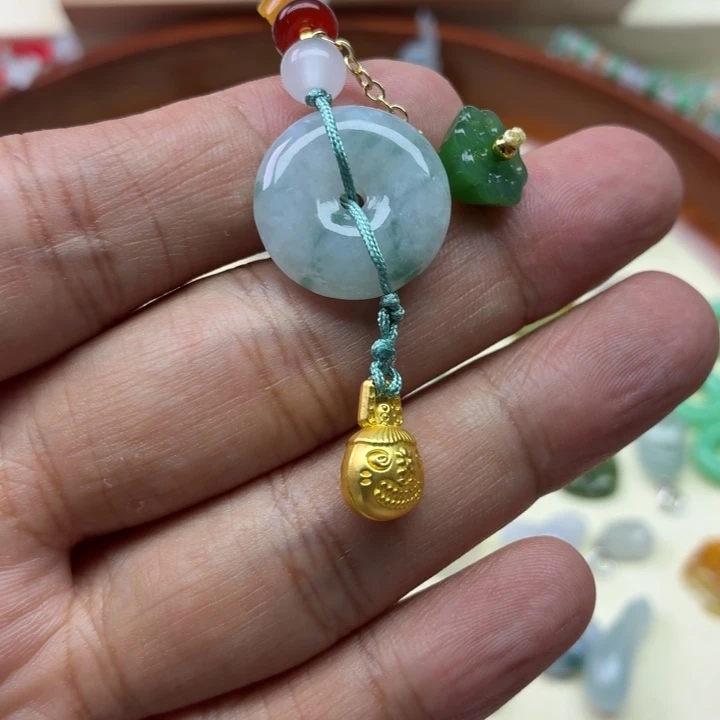 翡翠未镶嵌颈饰金色吞金兽