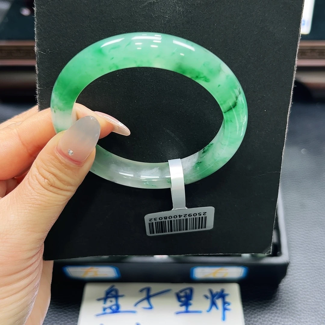 玲***香石英质玉未镶嵌手镯