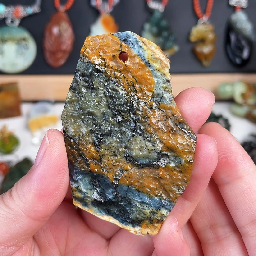 蛇纹石玉颈饰未镶嵌