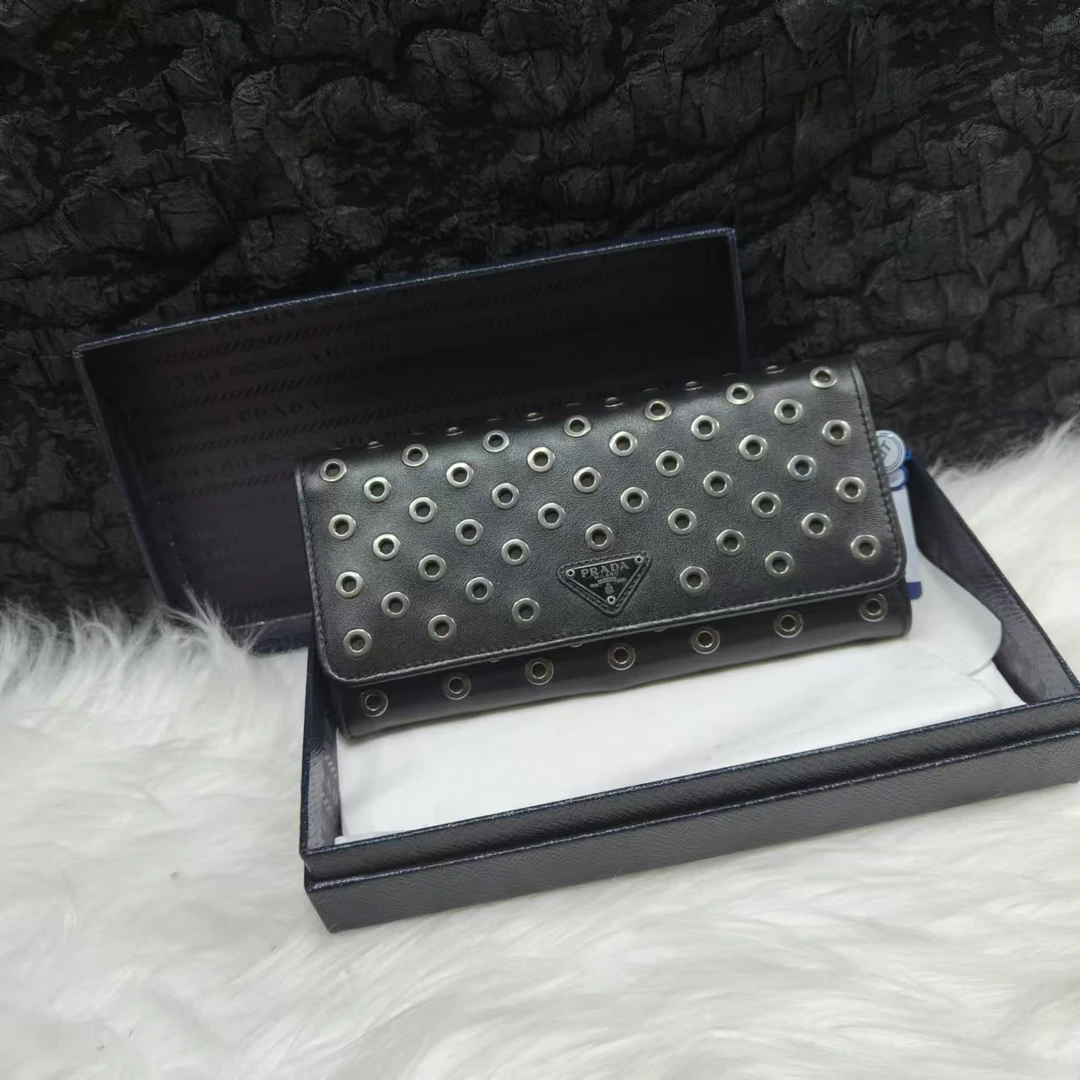 95新 Prada/普拉达 普拉达黑银洞洞横版翻盖钱包