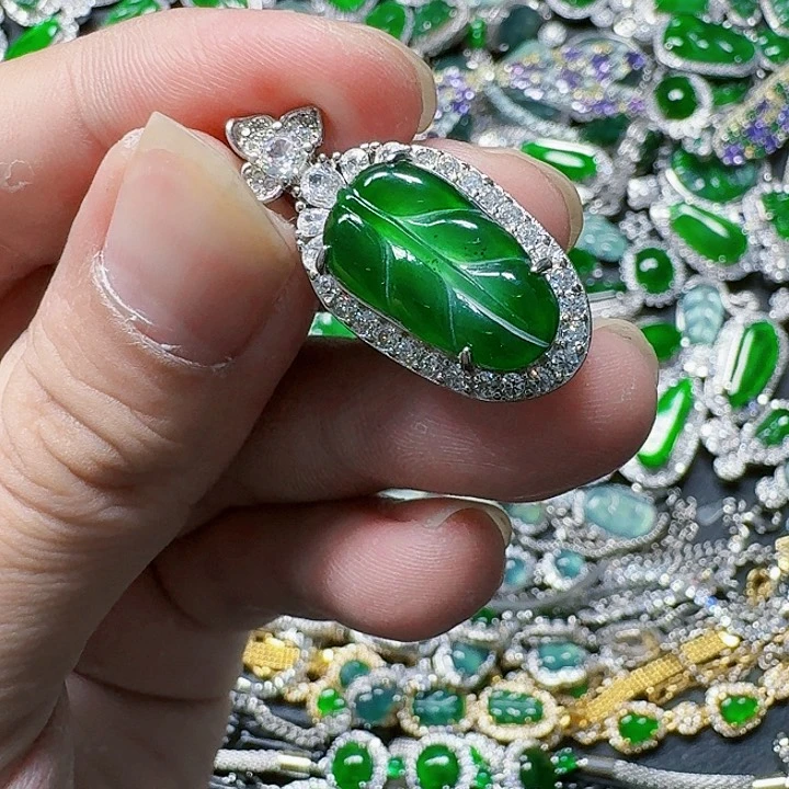 翡翠颈饰未镶嵌天然A货翡翠放漏