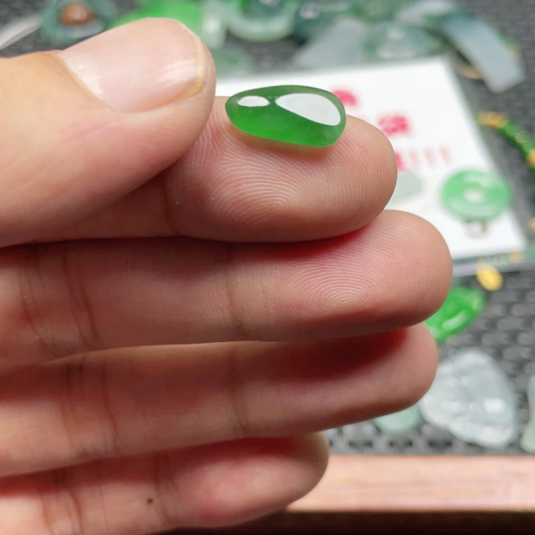 翡翠未镶嵌颈饰Y**翡翠