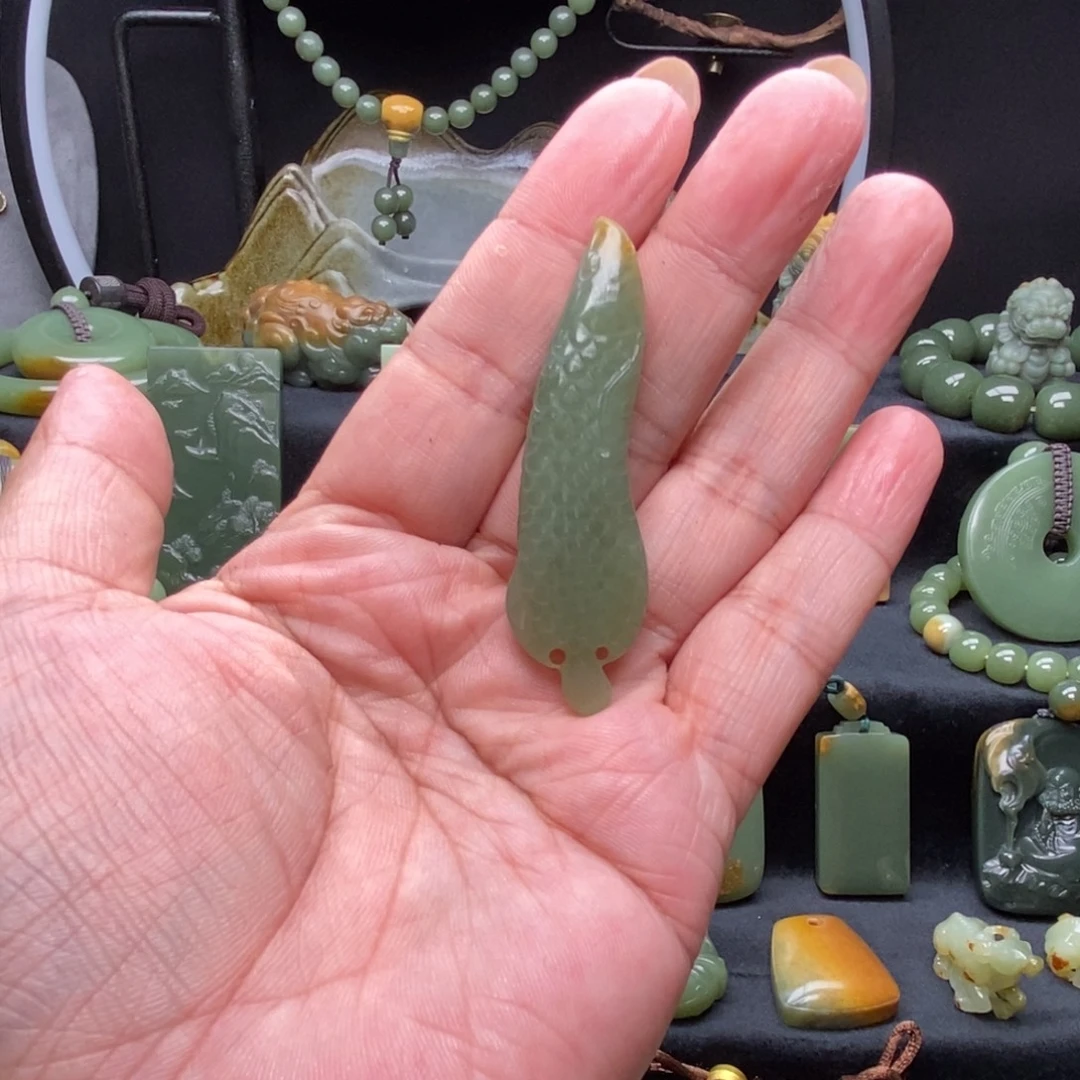 中***版未镶嵌岫岩河磨玉（透闪石质玉）挂件