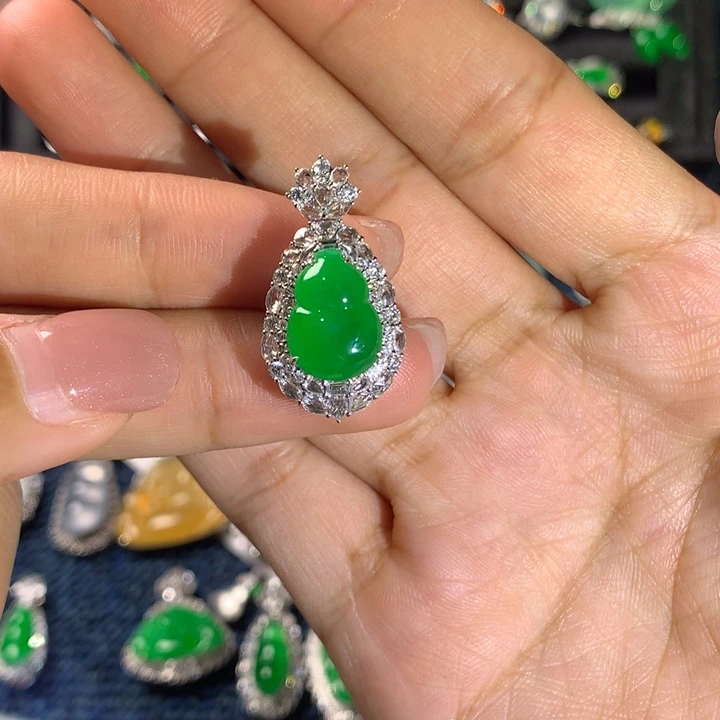 翡翠18K金镶嵌颈饰葫芦