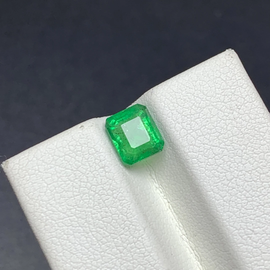 天然祖母绿裸石1.28克拉长方形颜色浓火彩好支持镶嵌定制