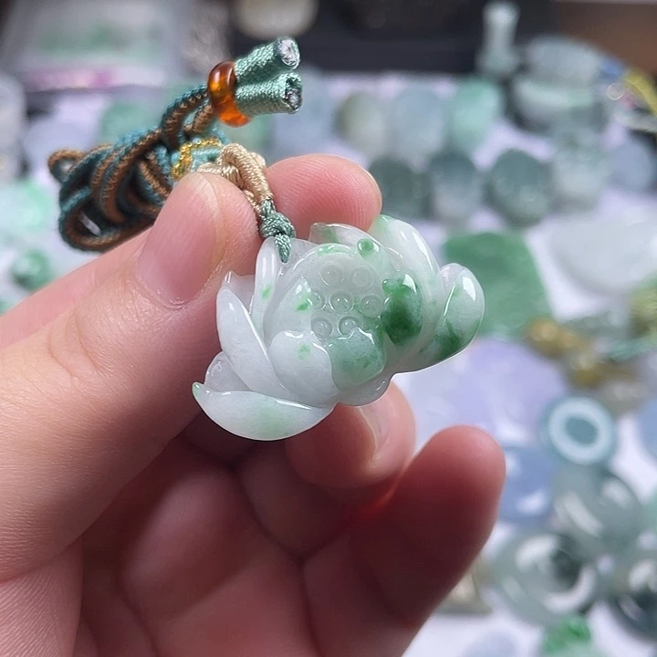 游***儿翡翠未镶嵌颈饰花