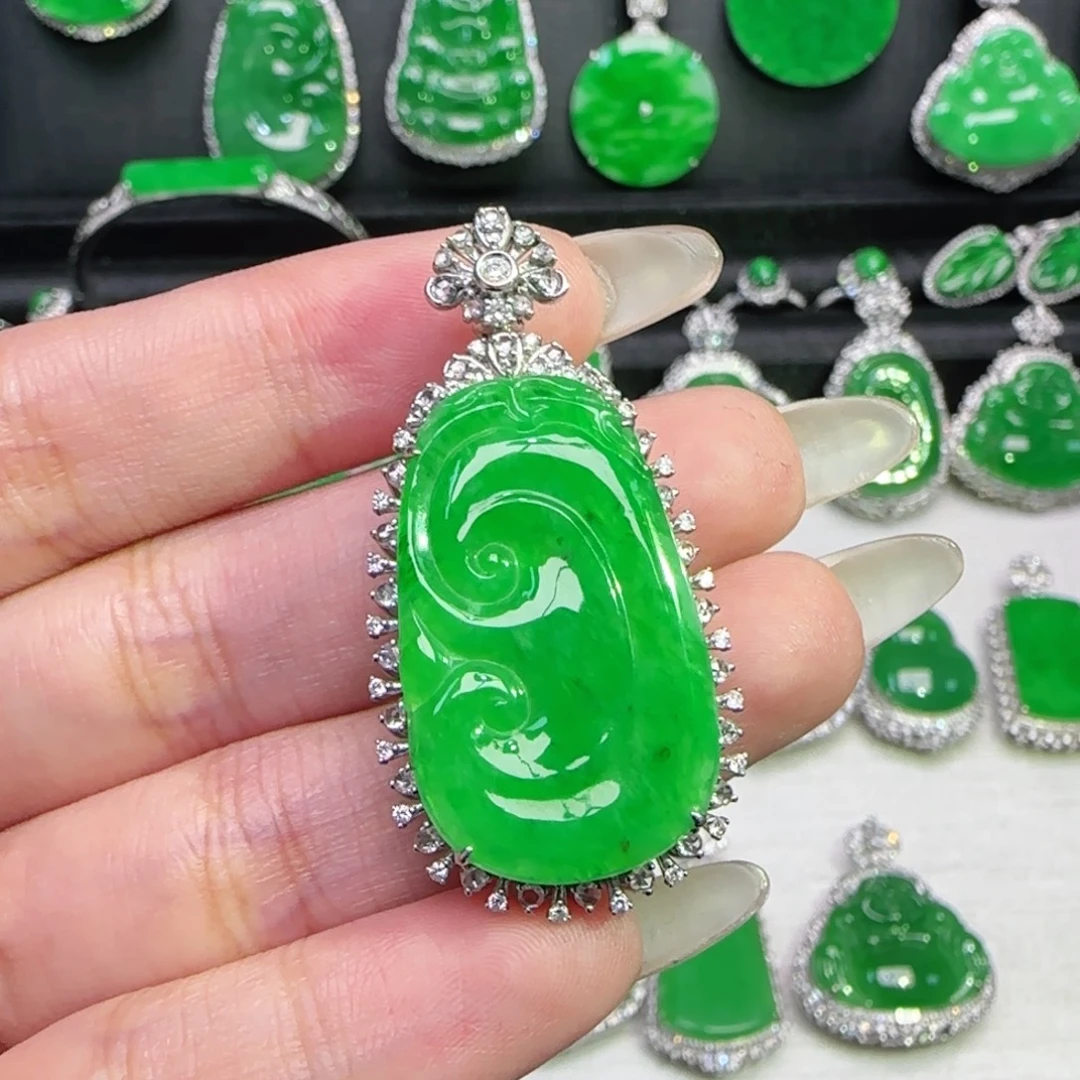 翡翠18K金镶嵌颈饰