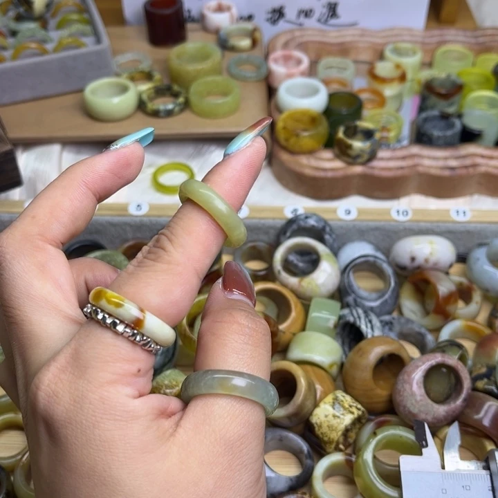 沈***界蛇纹石玉未镶嵌戒指