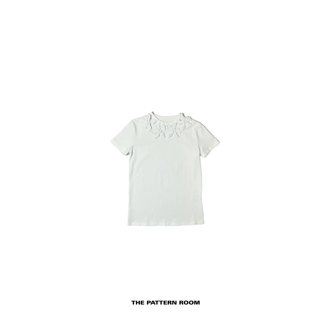 The pattern room | 细节聚焦雕塑轮廓玉兰环领T恤
