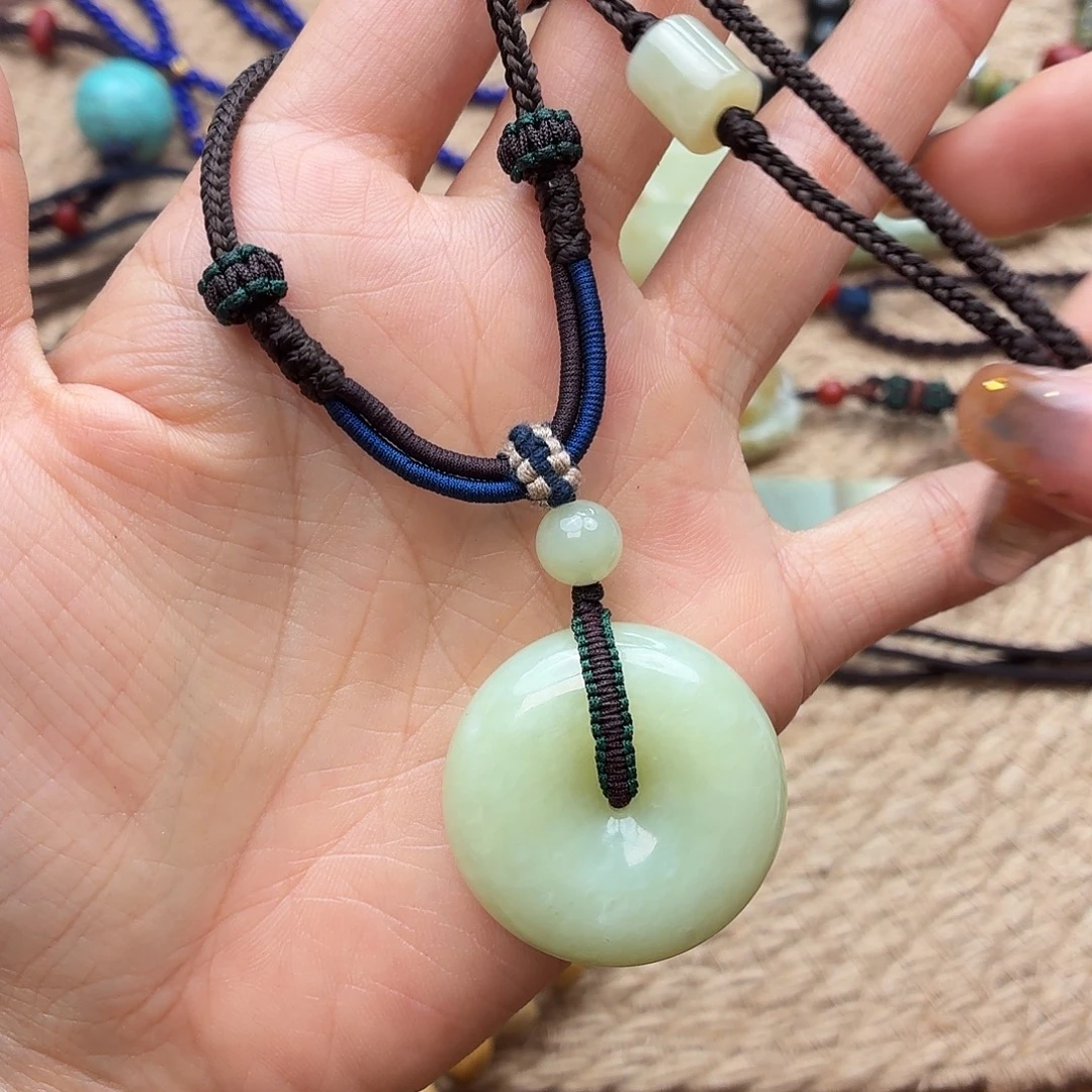 私***尘和田玉未镶嵌颈饰