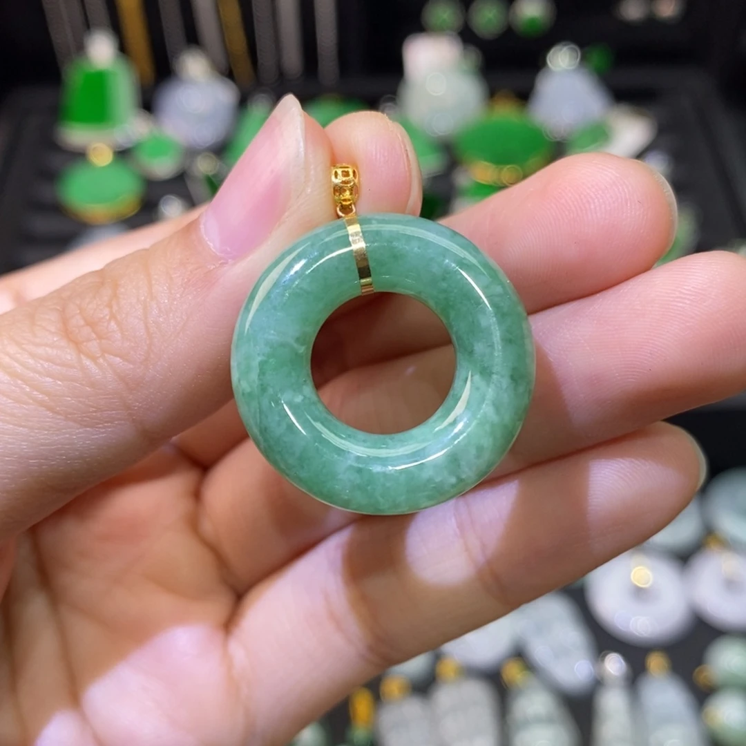 翡翠18K金镶嵌颈饰有纹裂