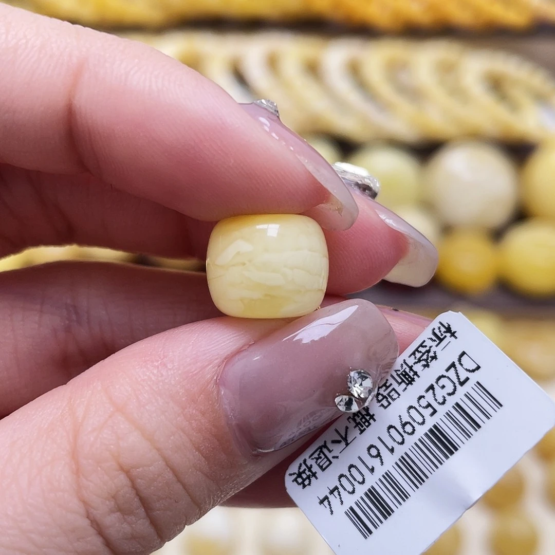 琥珀未镶嵌裸石11.9*9.9mm老型瑕