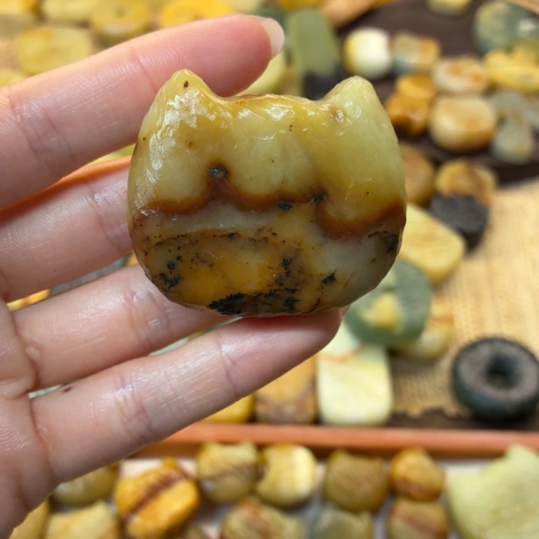 y***媛蛇纹石玉未镶嵌颈饰