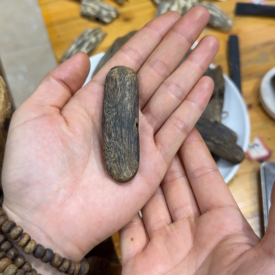 吊坠沉香奇楠沉香虫漏孔料随形吊坠