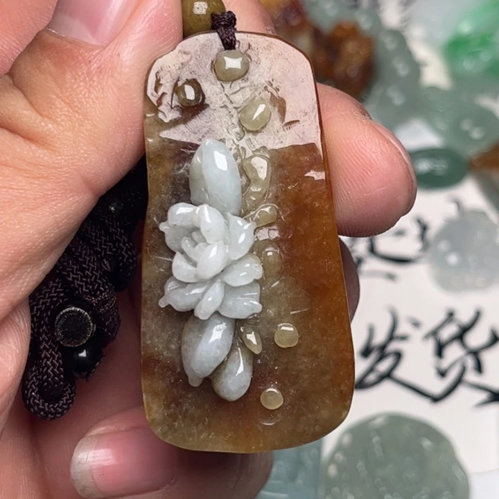 翡翠未镶嵌颈饰荷花
