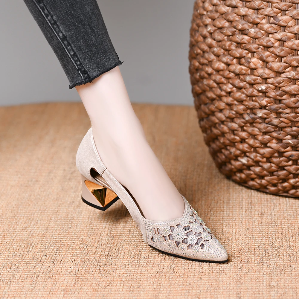 法式复古镂空粗跟包头凉鞋女2025新款尖头百搭烫钻侧空舒适单鞋