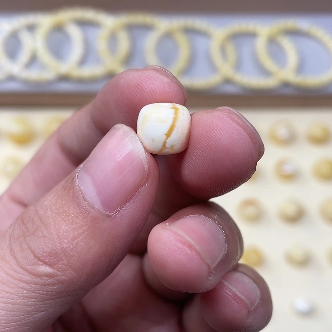 琥珀未镶嵌裸石9.9mm