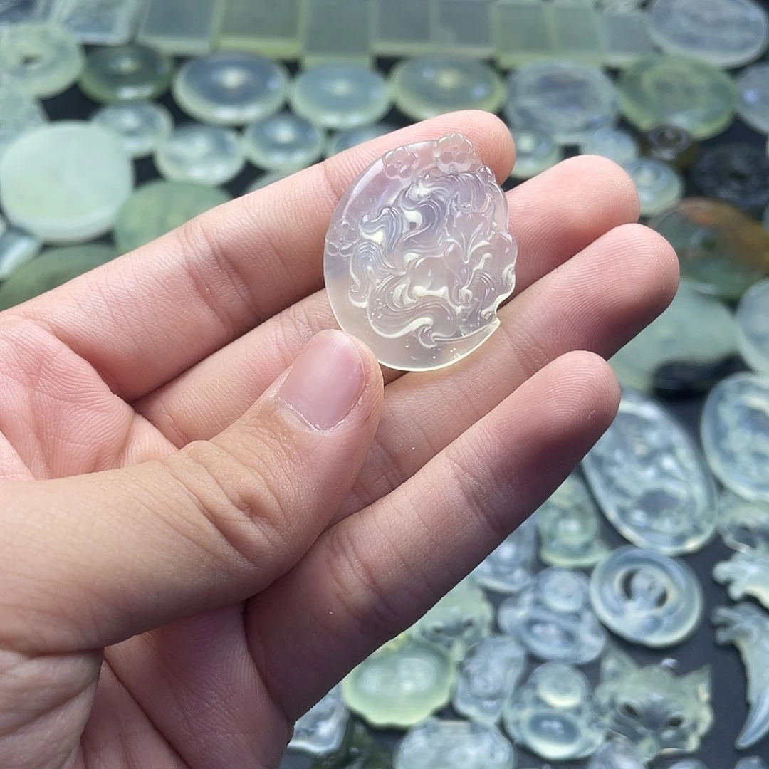 岫玉未镶嵌颈饰九尾狐