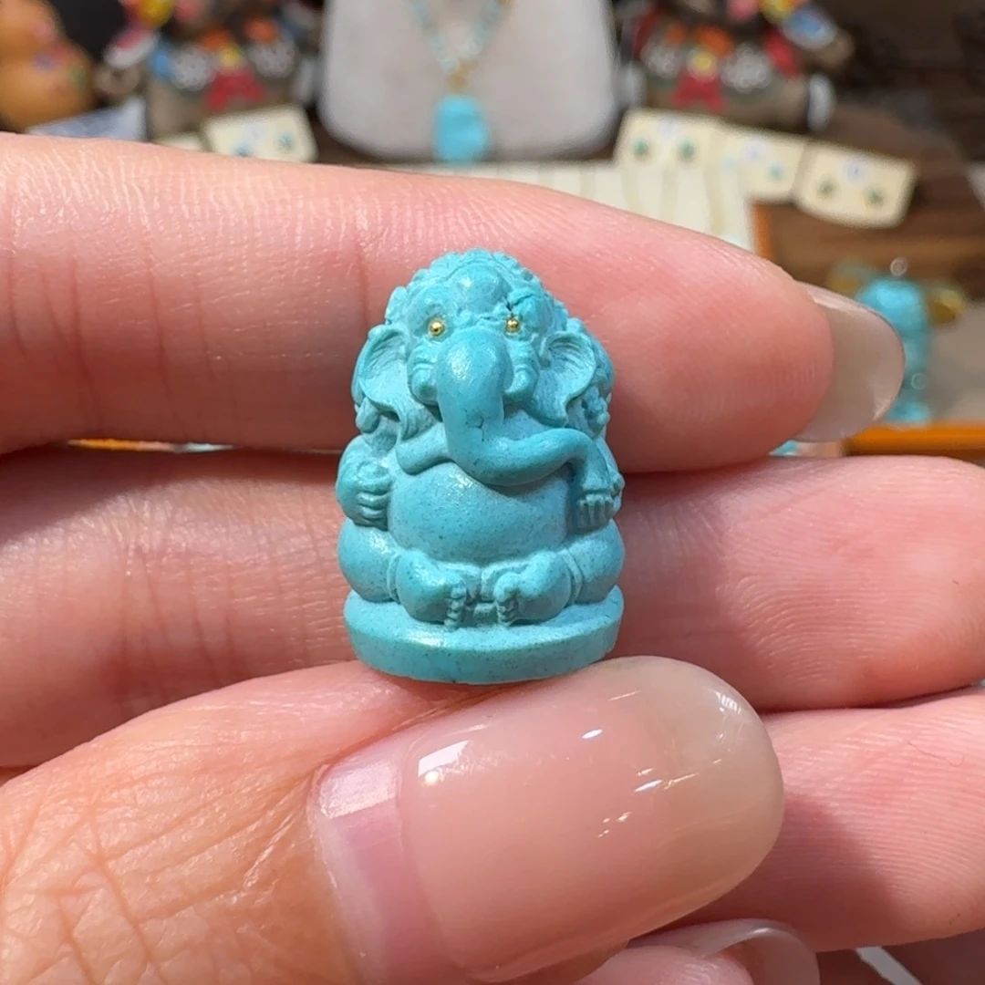 绿松石未镶嵌雾霾蓝象神雕刻件