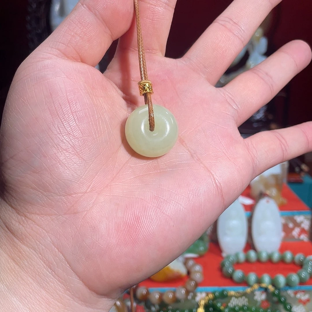 颈饰未镶嵌和田玉大**利