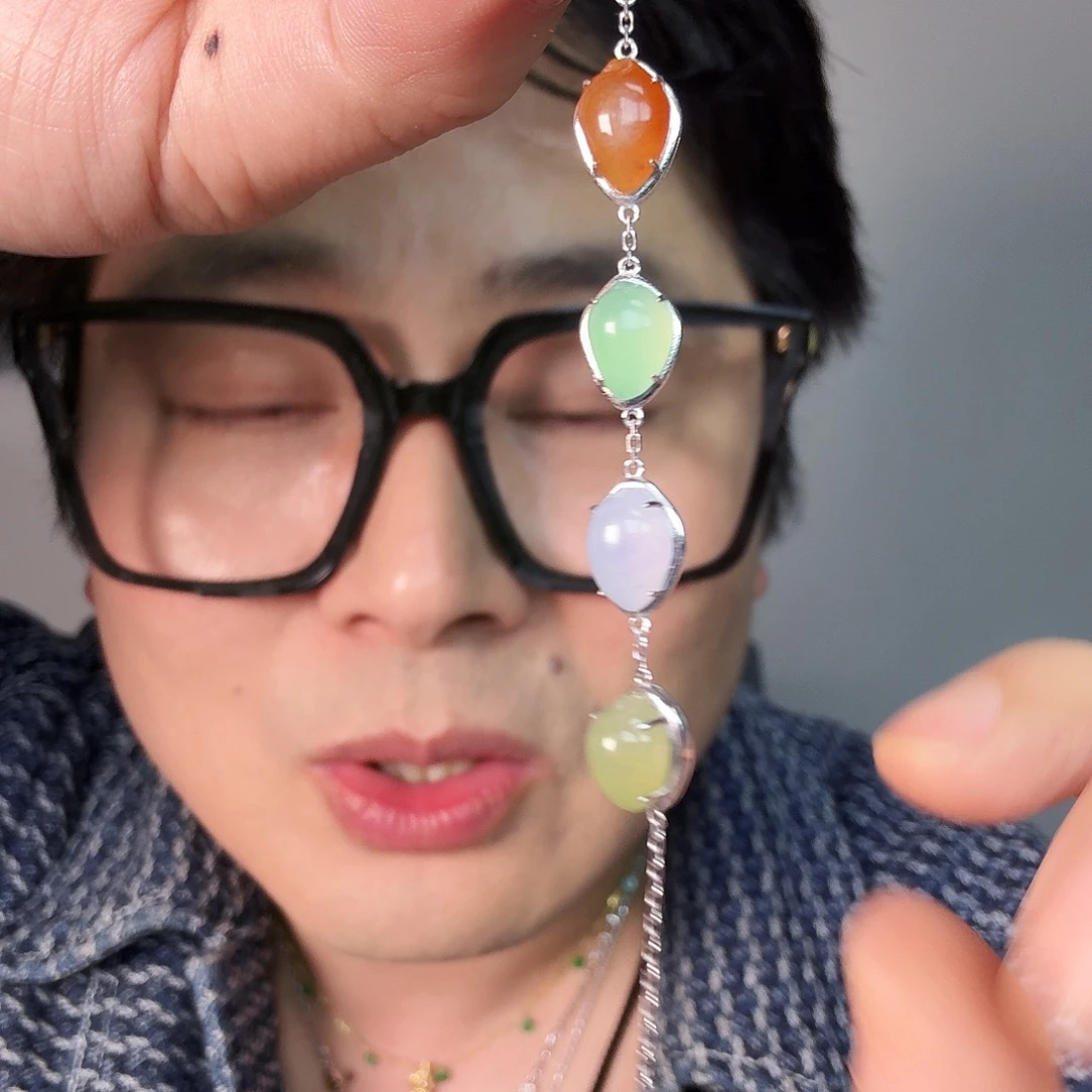 暖***暖翡翠18K金镶嵌颈饰一件