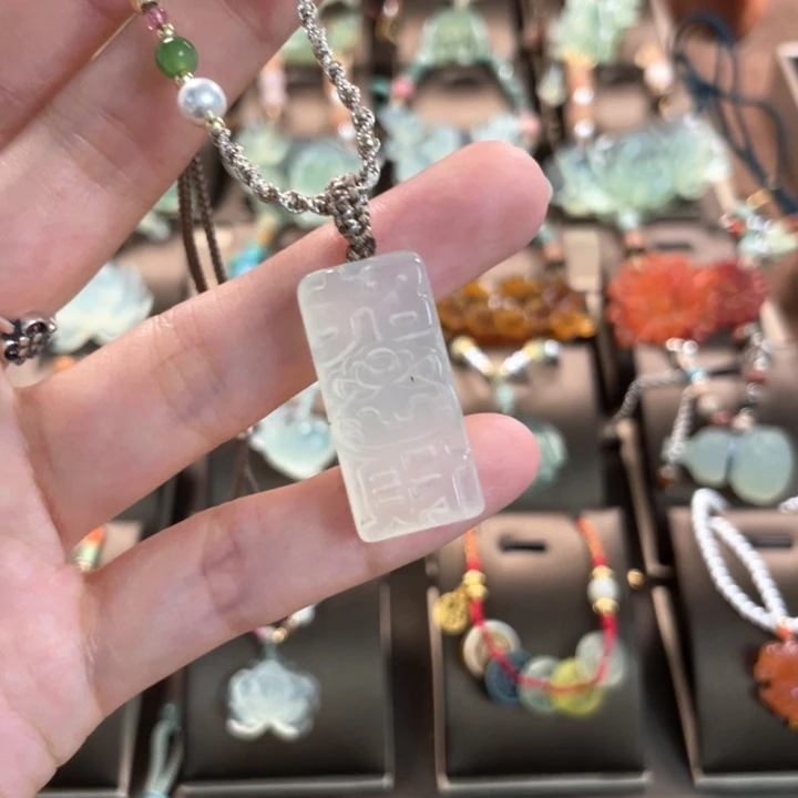 蛇纹石玉颈饰未镶嵌