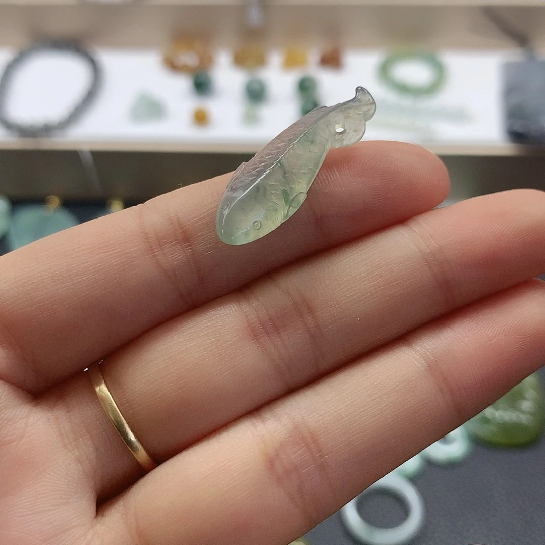 翡翠未镶嵌颈饰鱼