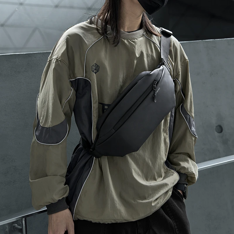 男士斜挎包胸包男款外出可携式小包骑行机车揹包运动快速反应单肩