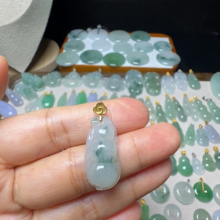 翡翠18K金镶嵌颈饰