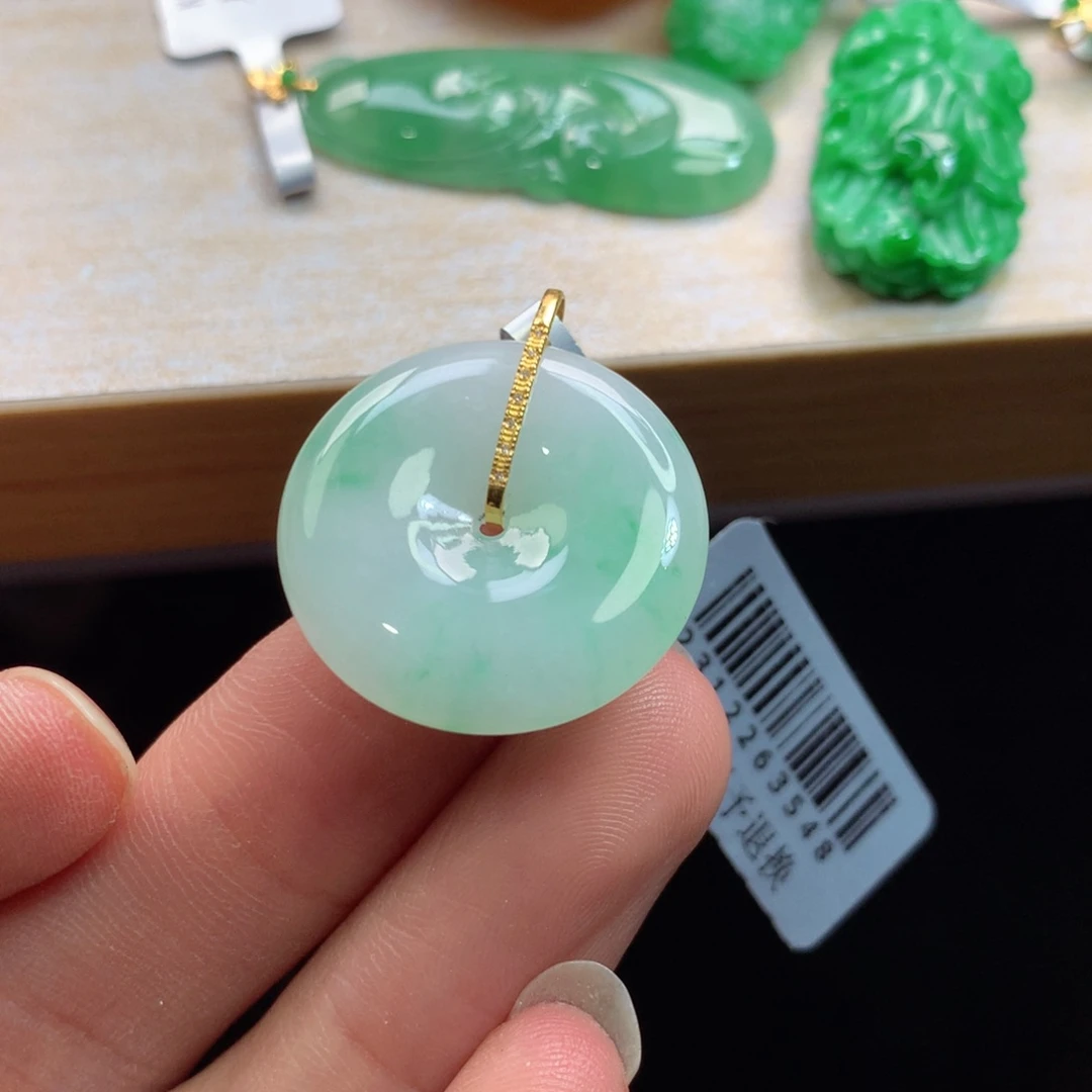 颈饰18K金镶嵌翡翠吊坠