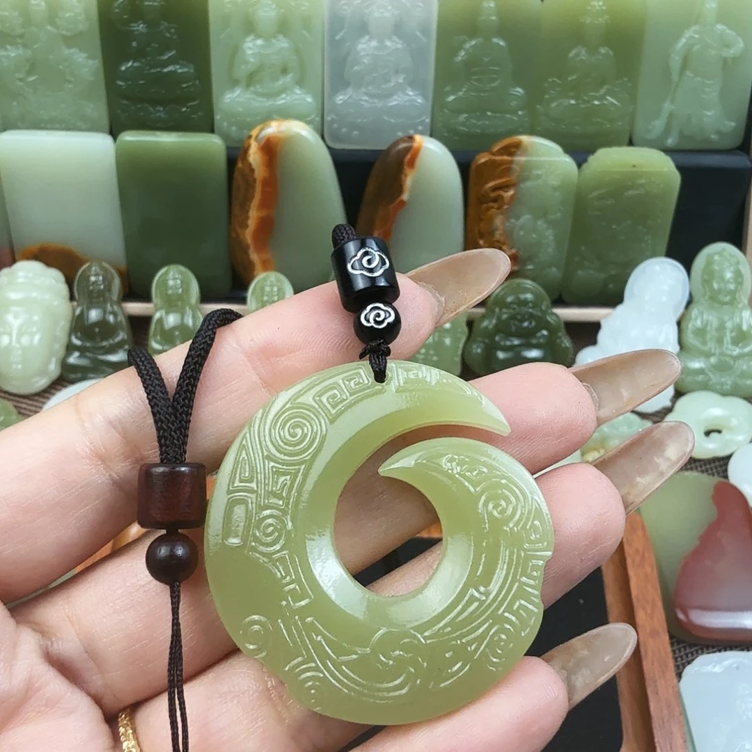 果绿色时来运转吊坠