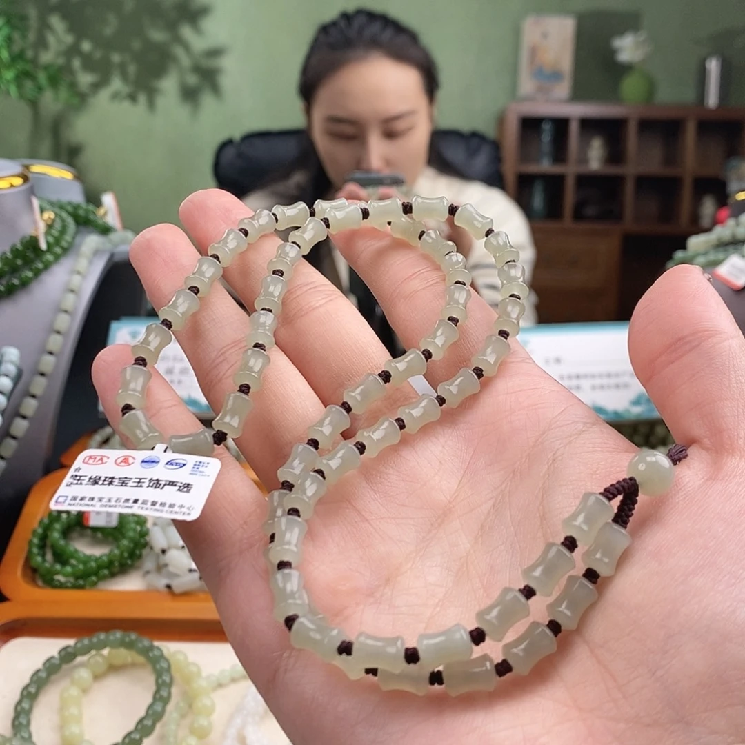 L***o颈饰未镶嵌和田玉