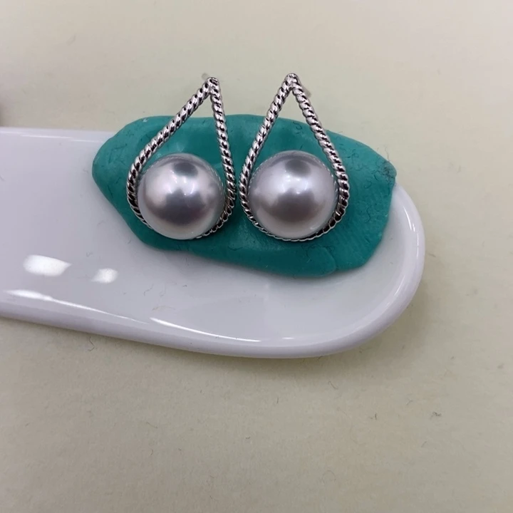 海水珍珠耳饰18K金镶嵌澳白银蓝光8-9mm