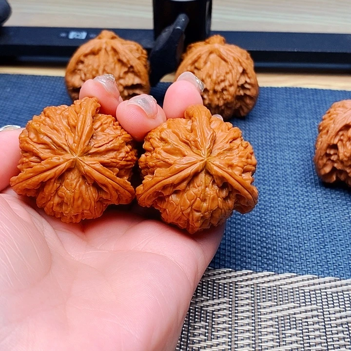 随***去文玩核桃吊坠白狮子