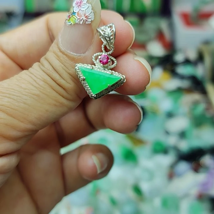 翡翠未镶嵌颈饰8