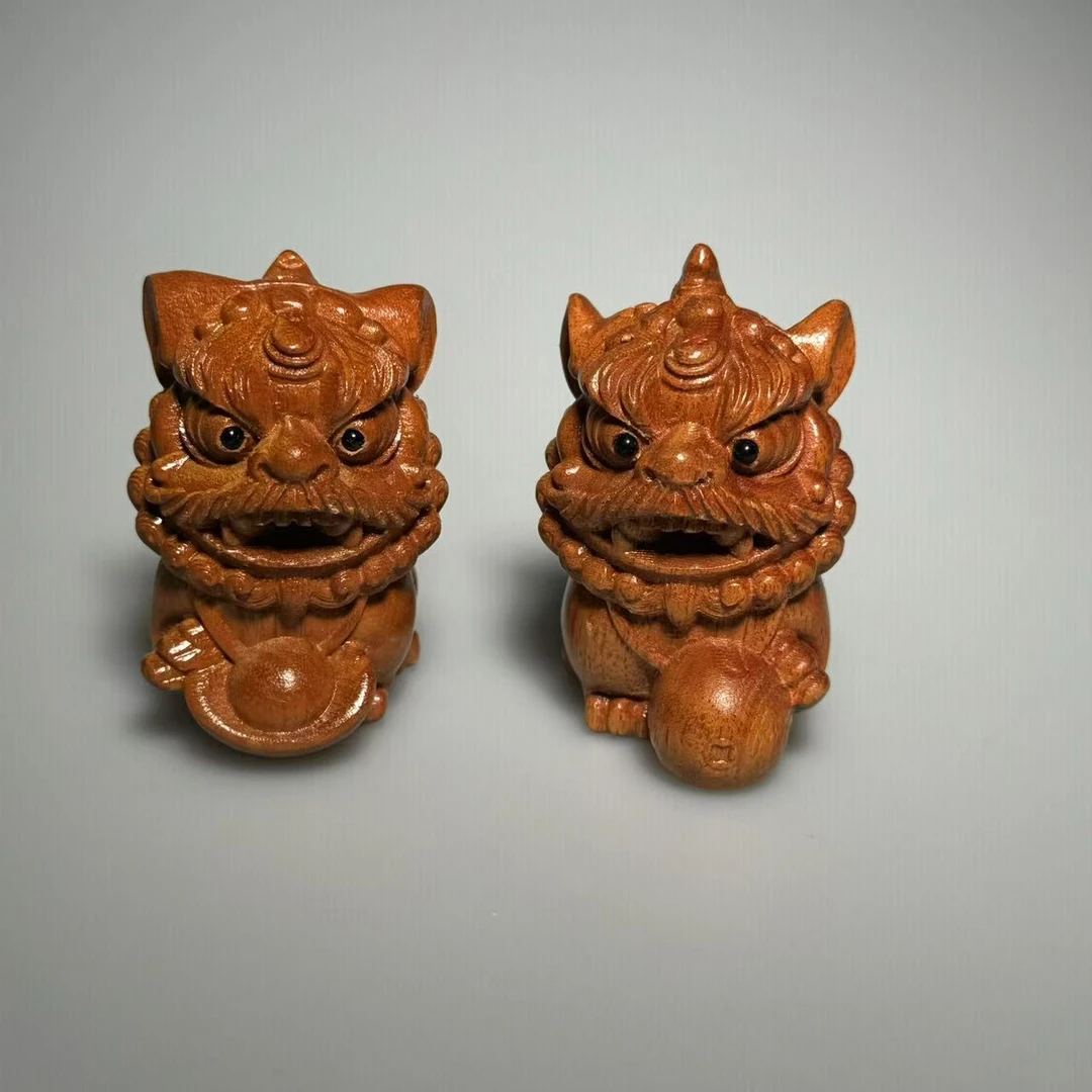黄金檀狮子手把件一对 XT1270