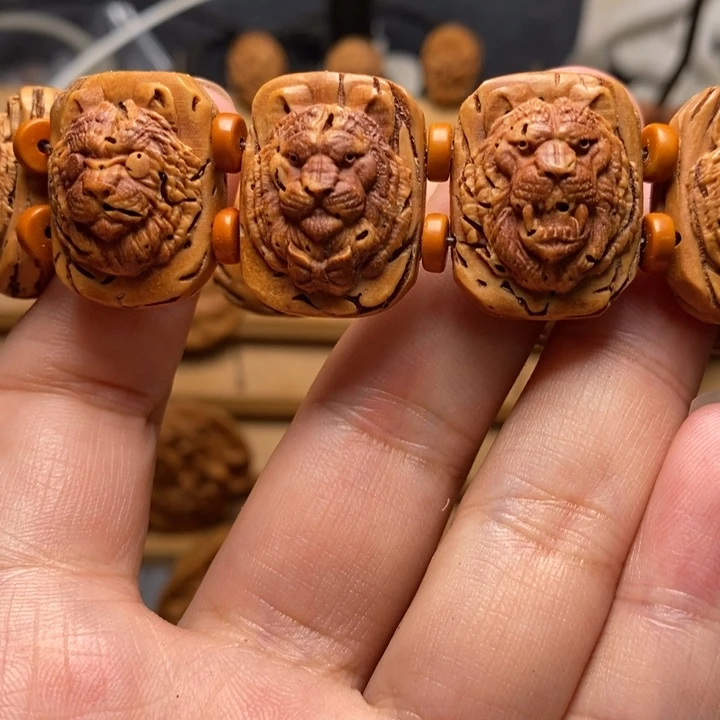 桃核雕刻老虎手牌