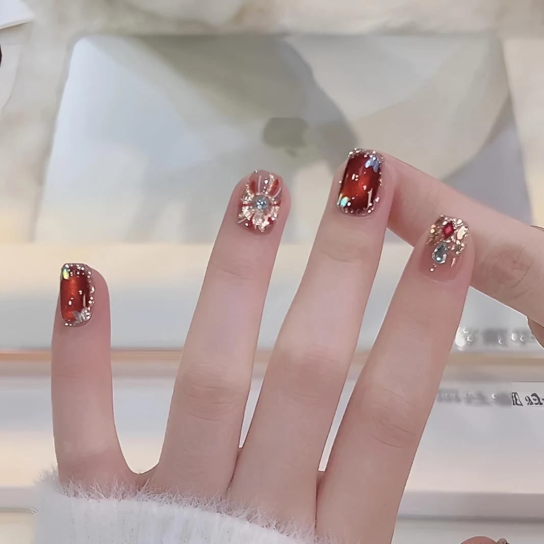 【告白烟火】秋冬新年红猫眼美甲款式推荐 2025爆款显白手工穿戴甲