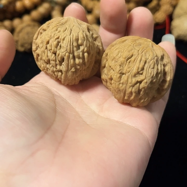 文玩核桃把件41左右微瑕绣球，编号005